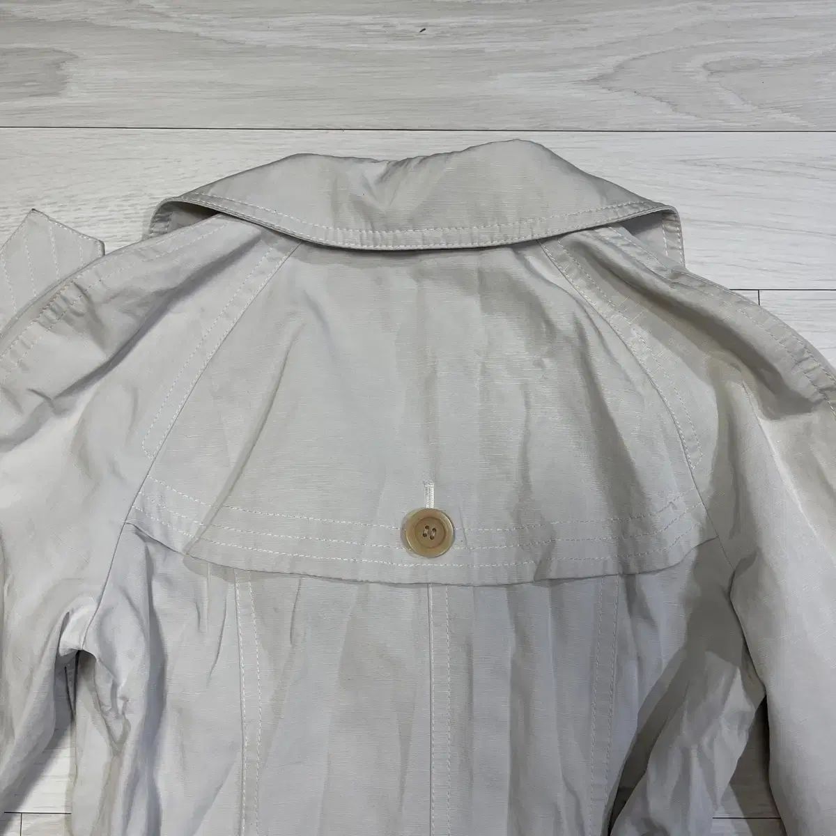 ベージュ トレンチコート