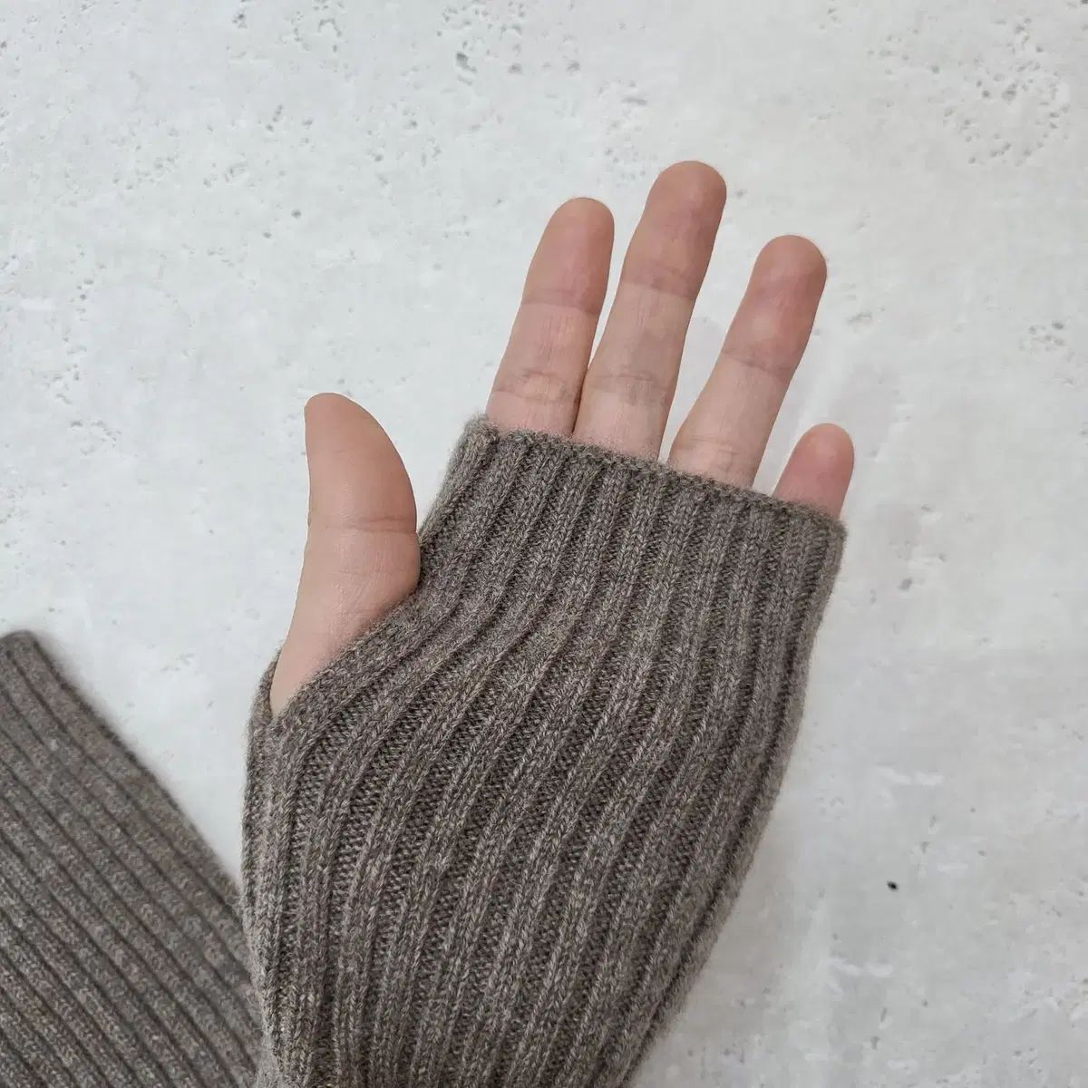 ユニクロ アニアハインドマーチ カシミヤニットアームウォーマー