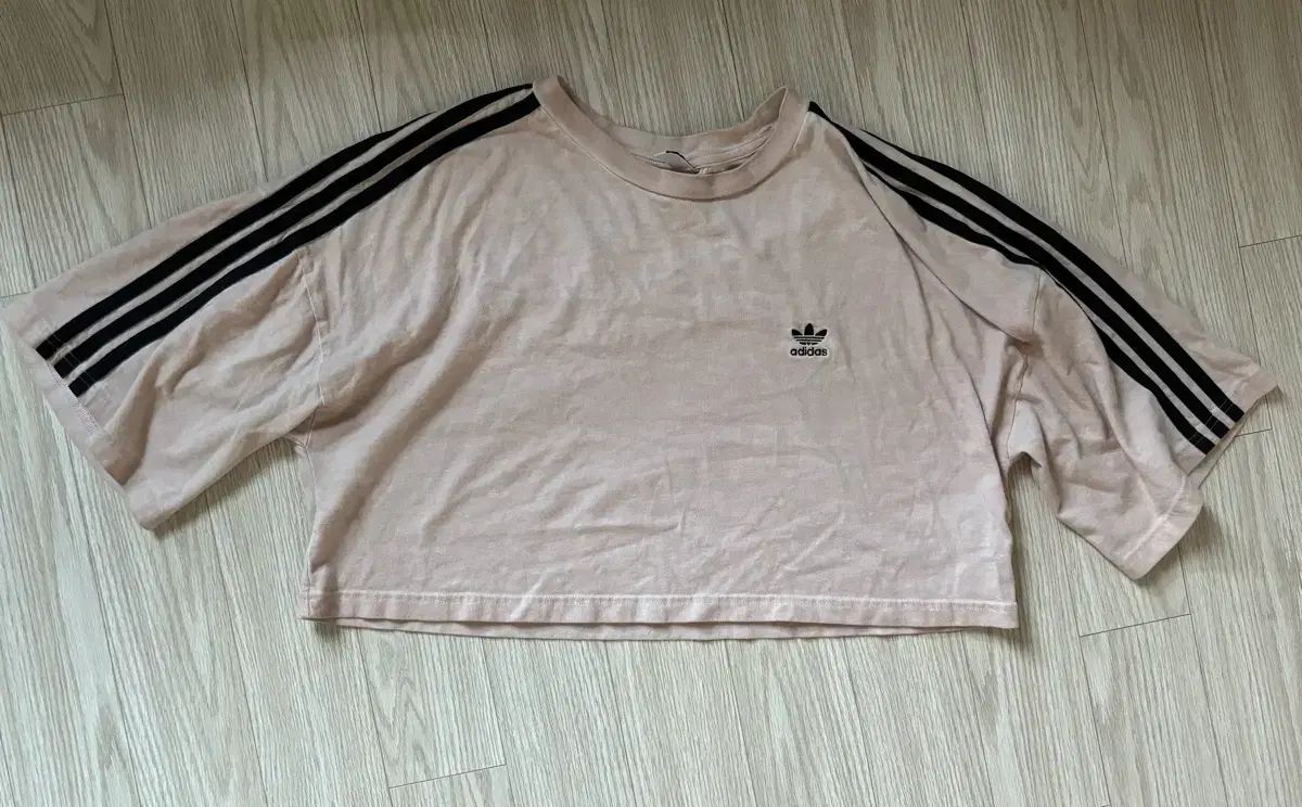 adidas アディダス クロップドTシャツ