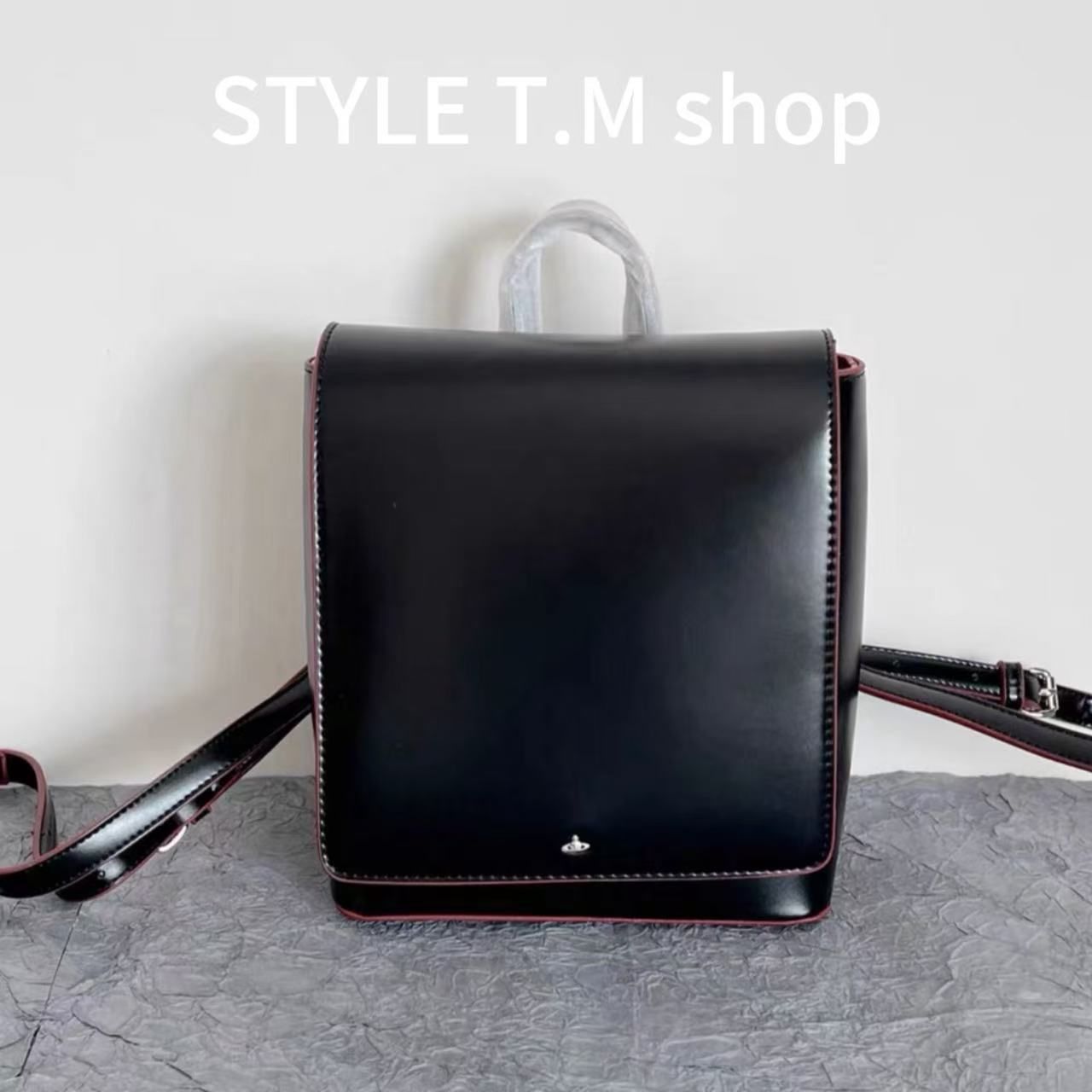 Vivienne Westwoodブラック フラップ付きバックパック