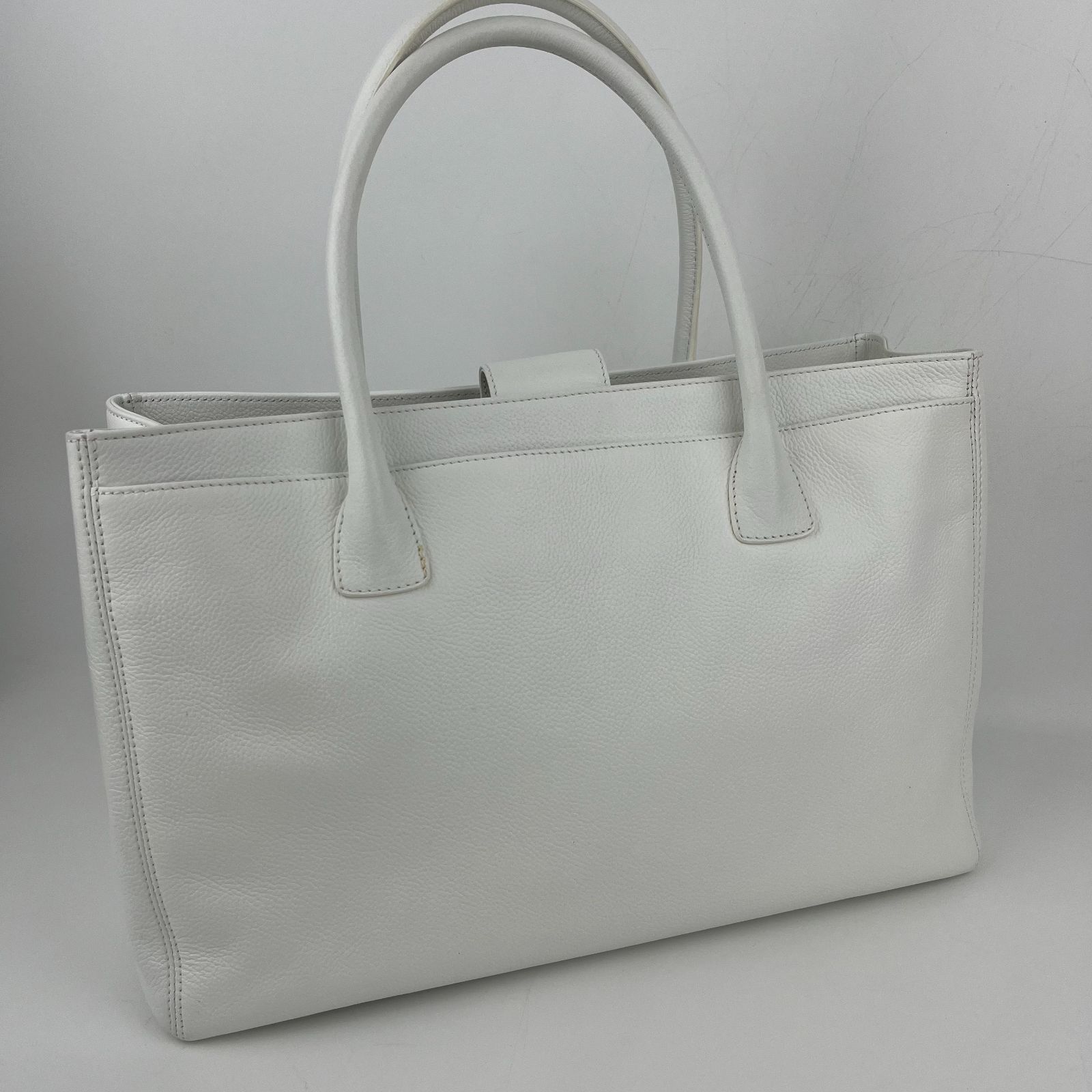 CHANEL ホワイトレザートートバッグエグゼクティブ