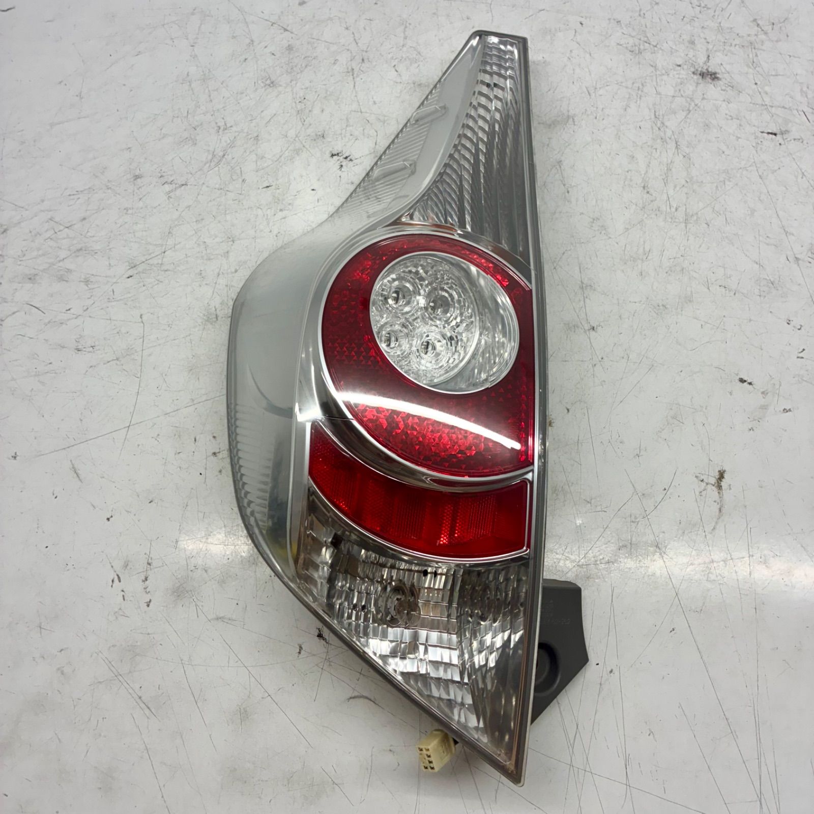 アクア NHP10 テールレンズ 左右セット中古品 STANLEY52-252 85551