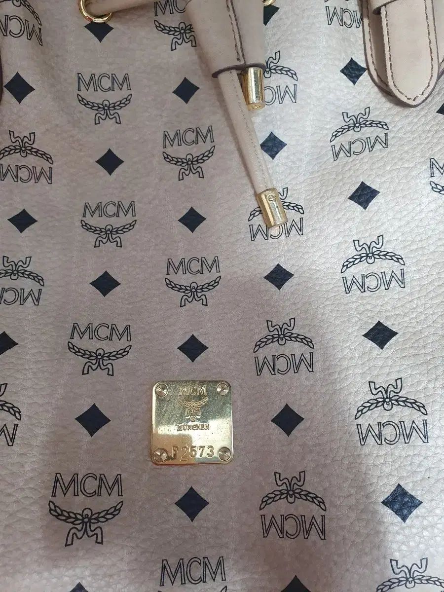 mcm ショルダーバッグとクロスボディバッグ