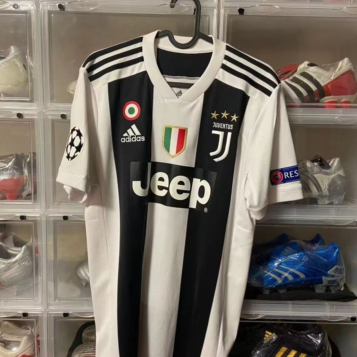 2018-2019 ユーヴェのホームで行われるuefaチャンピオンズリーグの半袖サッカーユニフォーム #7 RONALDO