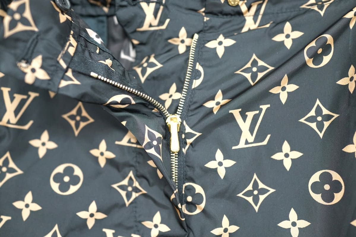 2021AW LOUIS VUITTON ルイヴィトン グラフィックモノグラム ナイロン ジョギングパンツ ブラック サイズ34 RW212W FM6  FLPA58 - メルカリ