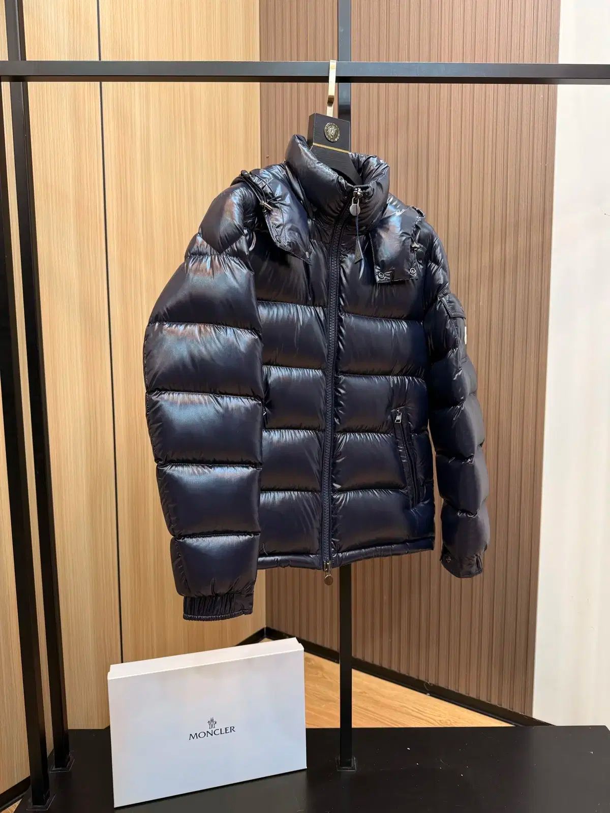 MONCLER(モンクレール) ユニセックス ロゴ カジュアル 黒 ダウン