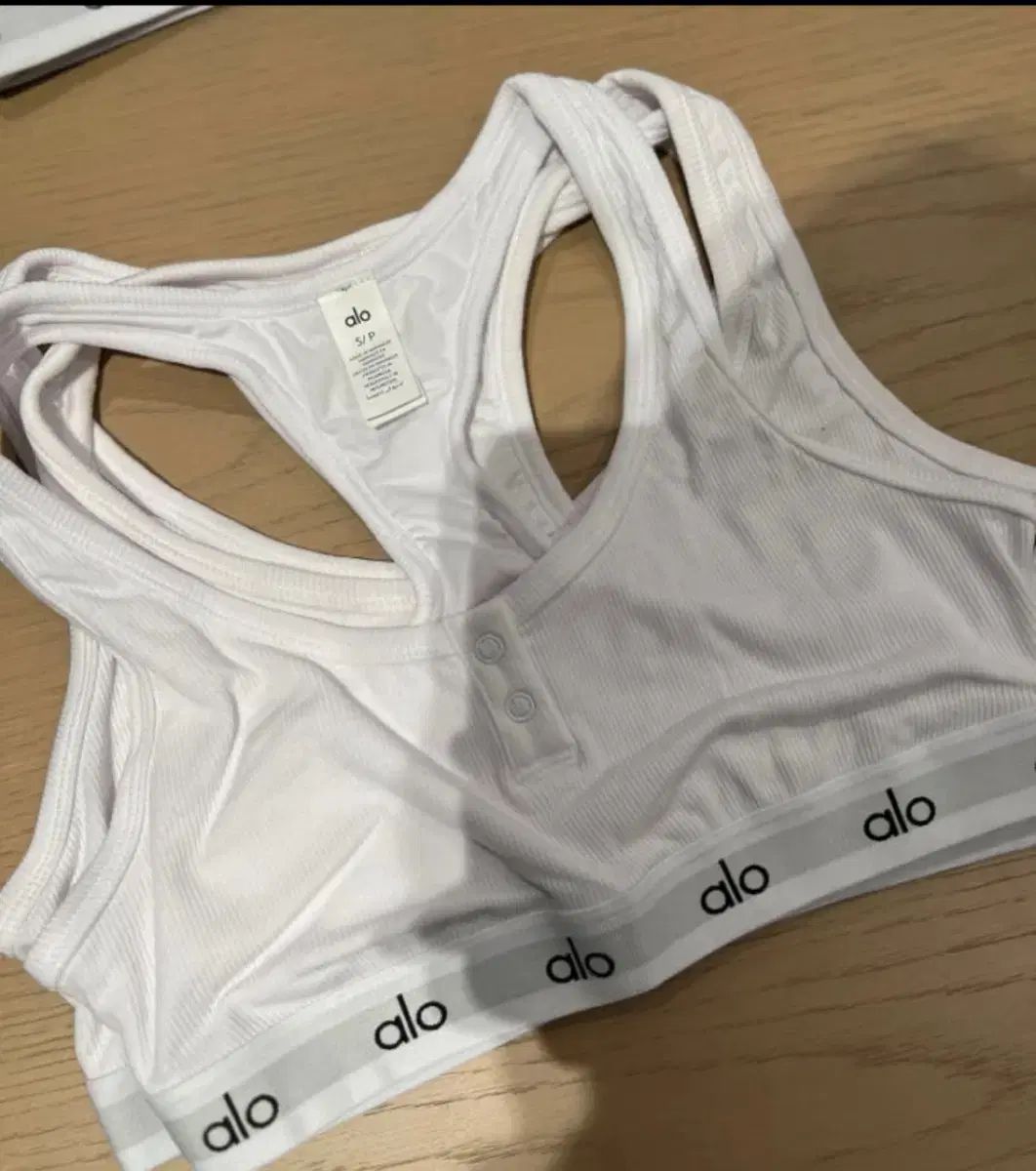 alo yoga アイコン リブド ヘンリー スポーツブラ ゴージ スポーツブラトップ I