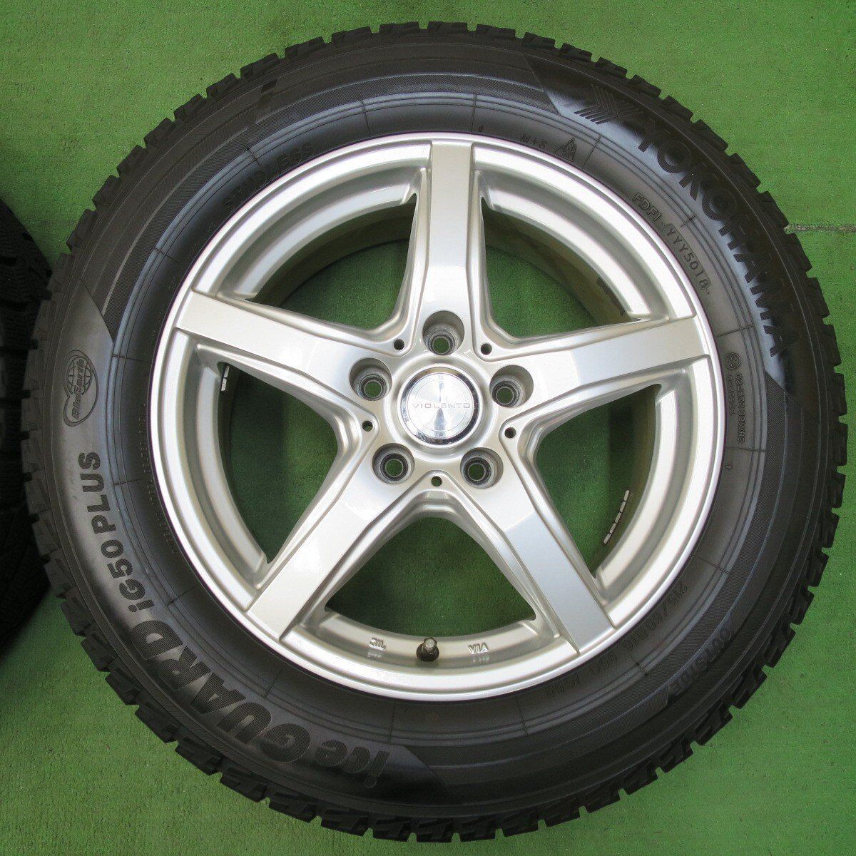 バリ溝!キレイ!9.5分☆スタッドレス 215/60R16 ヨコハマ バリ溝!キレイ!9.5分☆スタッドレス 215/60R16 ヨコハマ