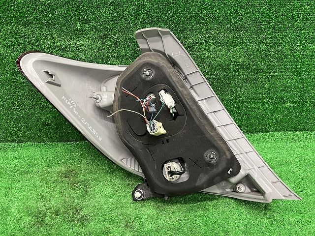 ヴィッツ NSP135 右テールランプ・テールライト F 4WD コイト 52-273 