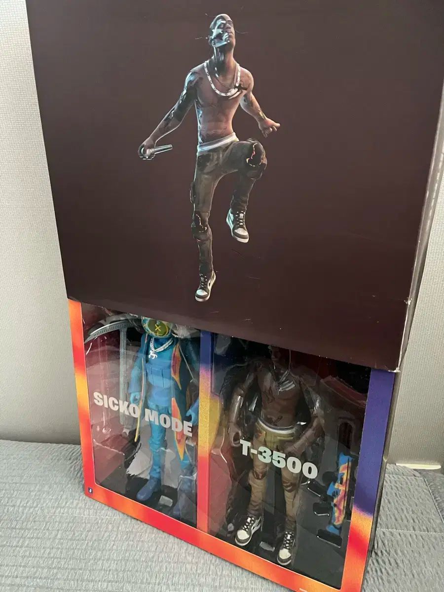 雷市場（ポンジャン）商品韓国直送】 トラビス スコット フィギュア