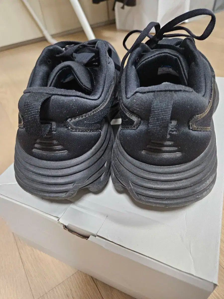 HOKA ONE