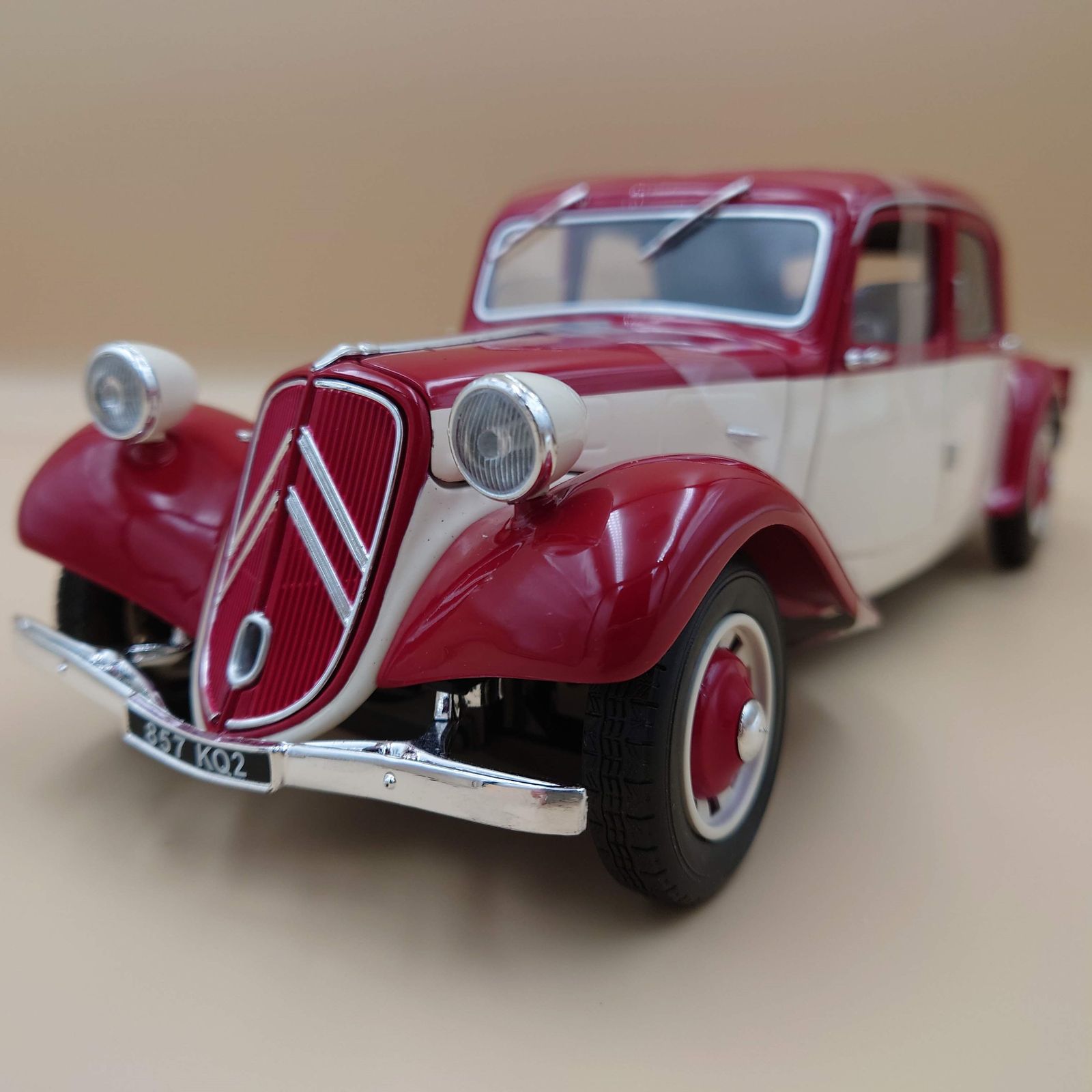 1/18 シトロエン トラクシオン11CV 1937 レッド／クリーム ソリド製 1/18 シトロエン トラクシオン 11CV 1937 レッド／クリーム ソリド製