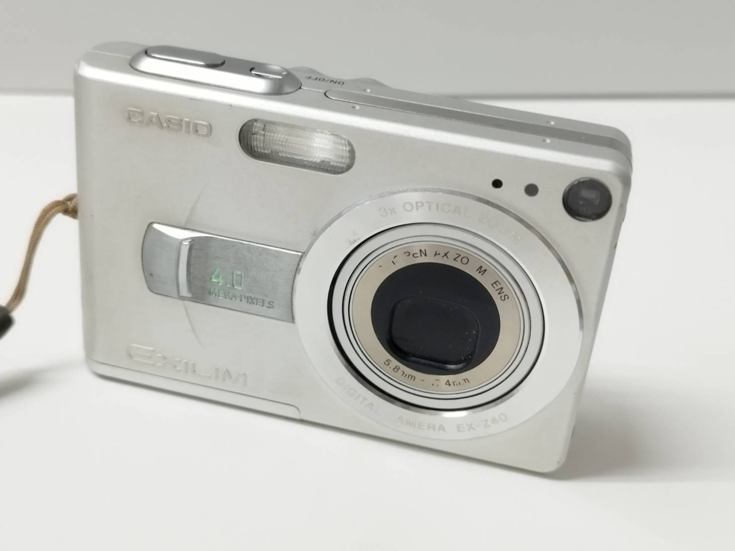 Fujifilm ファインピックスF40fdデジタルカメラ コンパクト シルバー Fujifilm ファインピックスF40fdデジタルカメラ コンパクト シルバー
