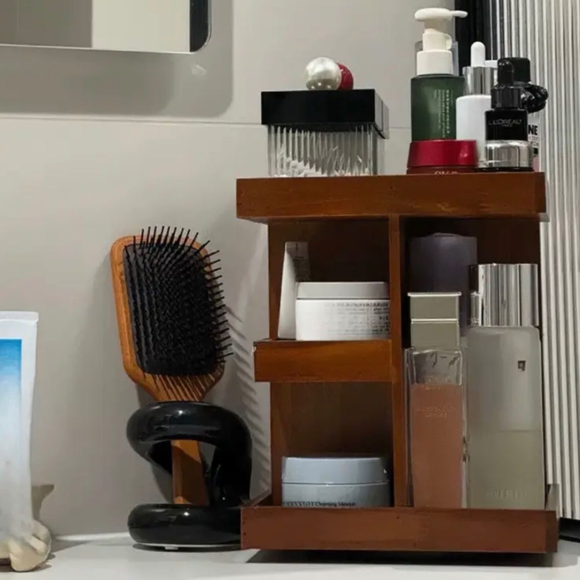 試着のみ 収納 コスメ オーガナイザー 木製 360度回転 天然木仕上げ 多層ラック 化粧品収納 スキンケア用 メイクアップ収納 バスルーム ベッドルーム バニティ コンパクト カウンタートップ ディスプレイ 組み立て簡単 スタイリッシュ シンプル 気軽に注文ください!