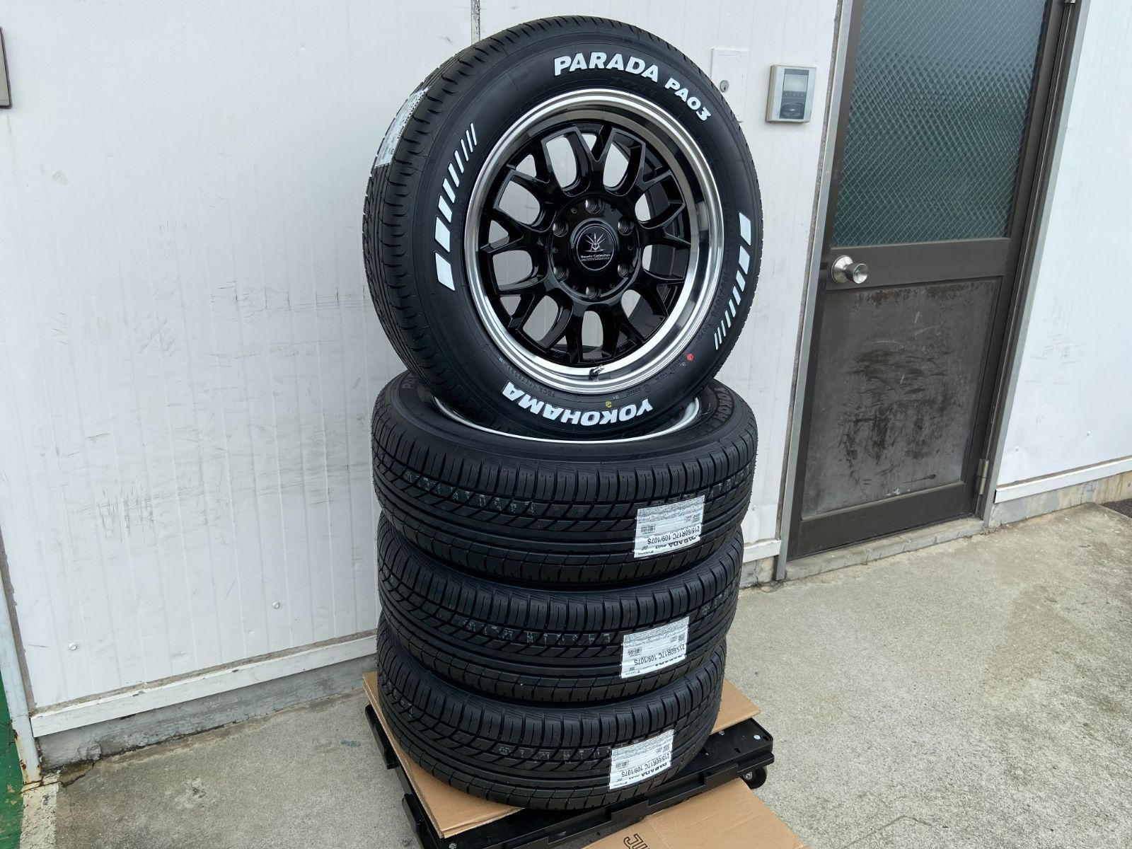 ハイエース 200系 17インチ タイヤホイール 4本セット【タイヤ名】ヨコハマ パラダ PA03 215/60R17 ホワイトレター 車検対応【 ホイール名】BountyCollection BD00 for HIACE - メルカリ