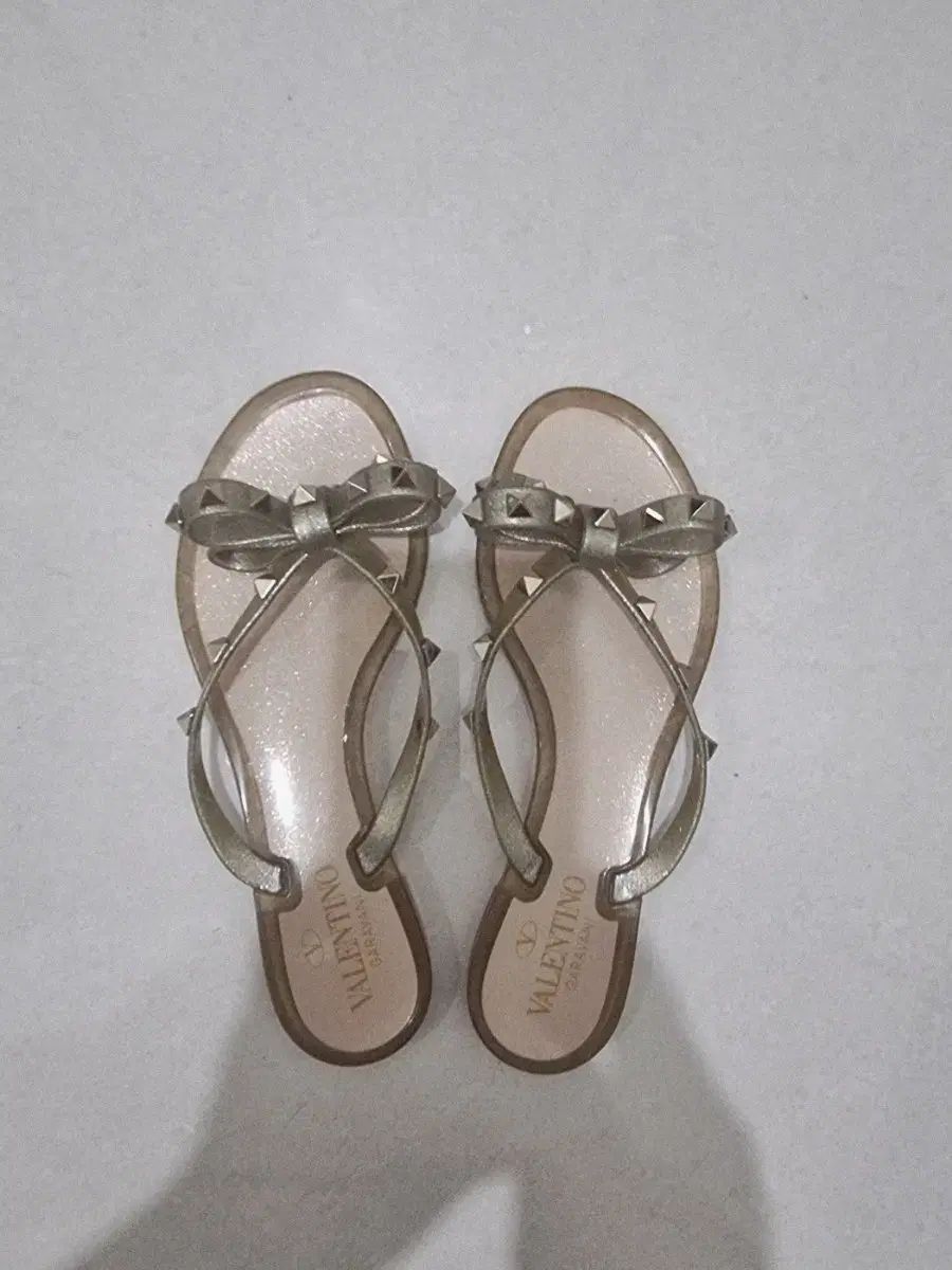 VALENTINO リボン　サンダル　ビーチ VALENTINO(ヴァレンティノ) ロックスタッズ リボン ビーチ