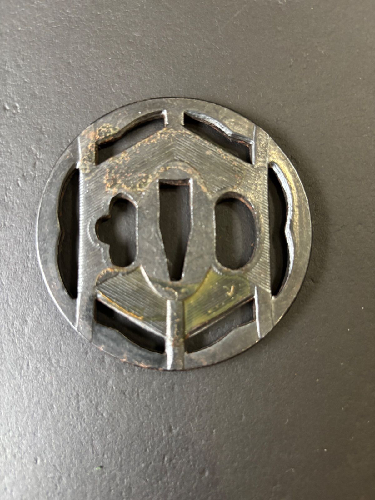 鍔 日本刀の鐔 糸車鍔 鉄製 時代物 アンティーク 直径約7cm