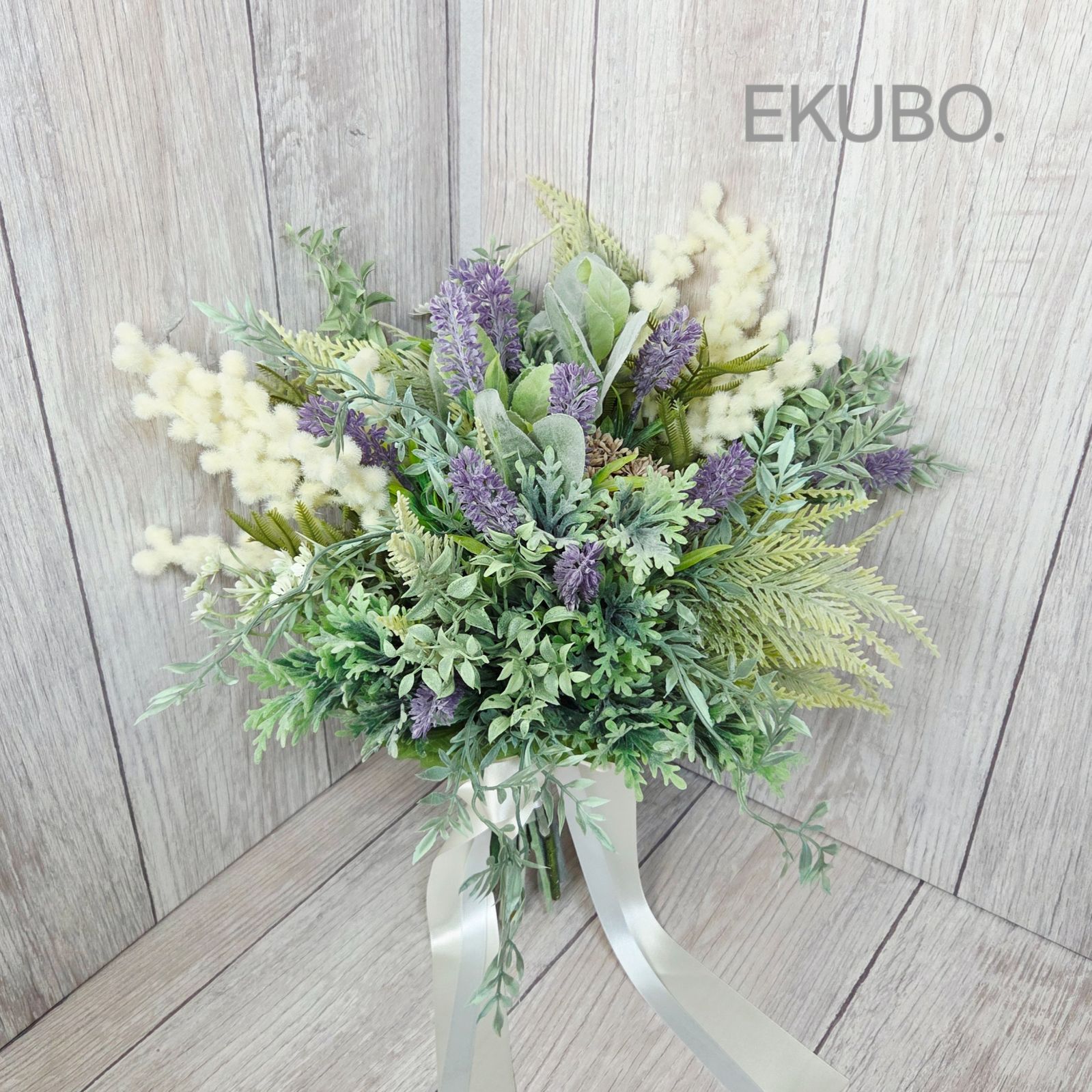 ラベンダーとグリーンのクラッチブーケ