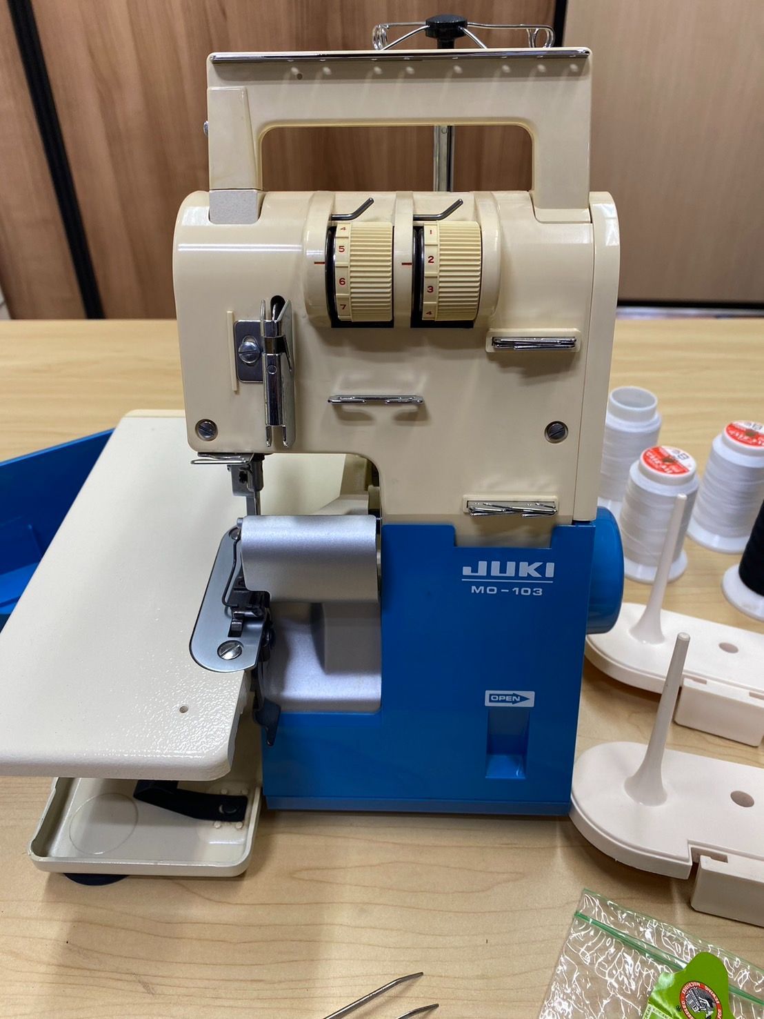 【お値下げ】JUKIロックミシン　MO-103  3本糸　【昭和レトロ】 JUKI MO-103 1針3本糸ロックミシン - メルカリ