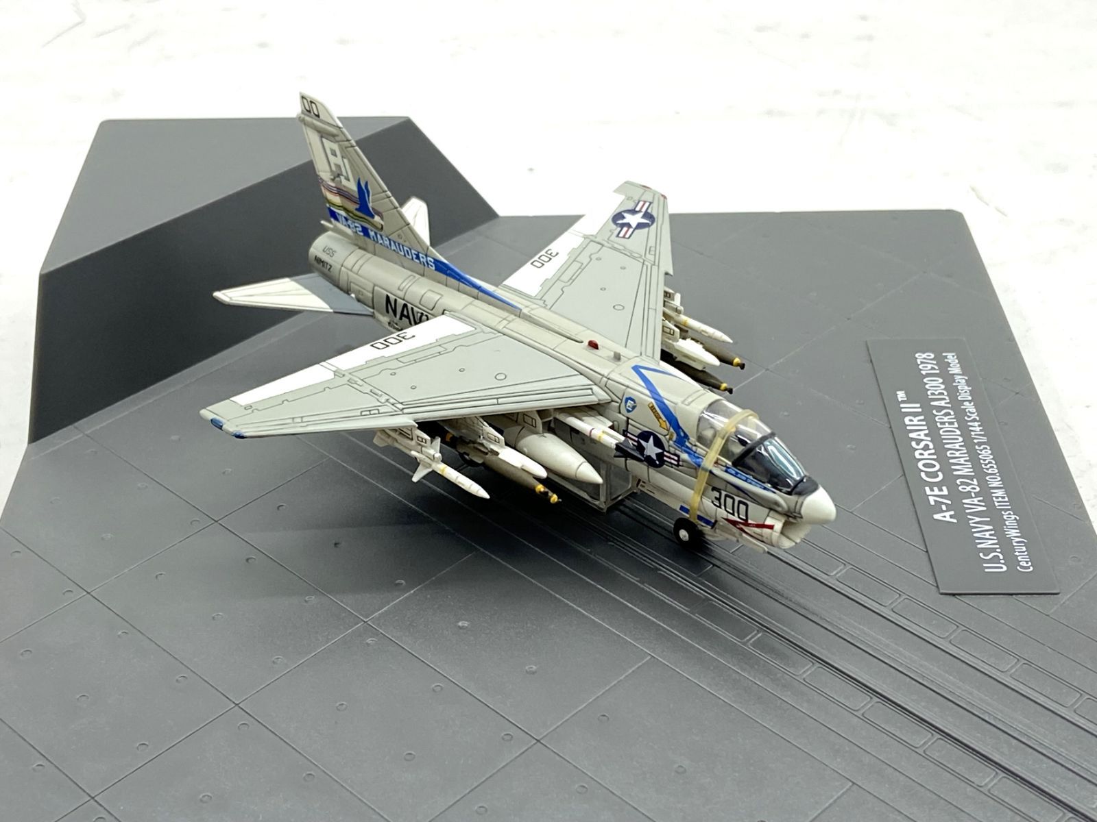 盛岡45-0003】センチュリーウィングス/A-1E コルセアⅡ 1/144