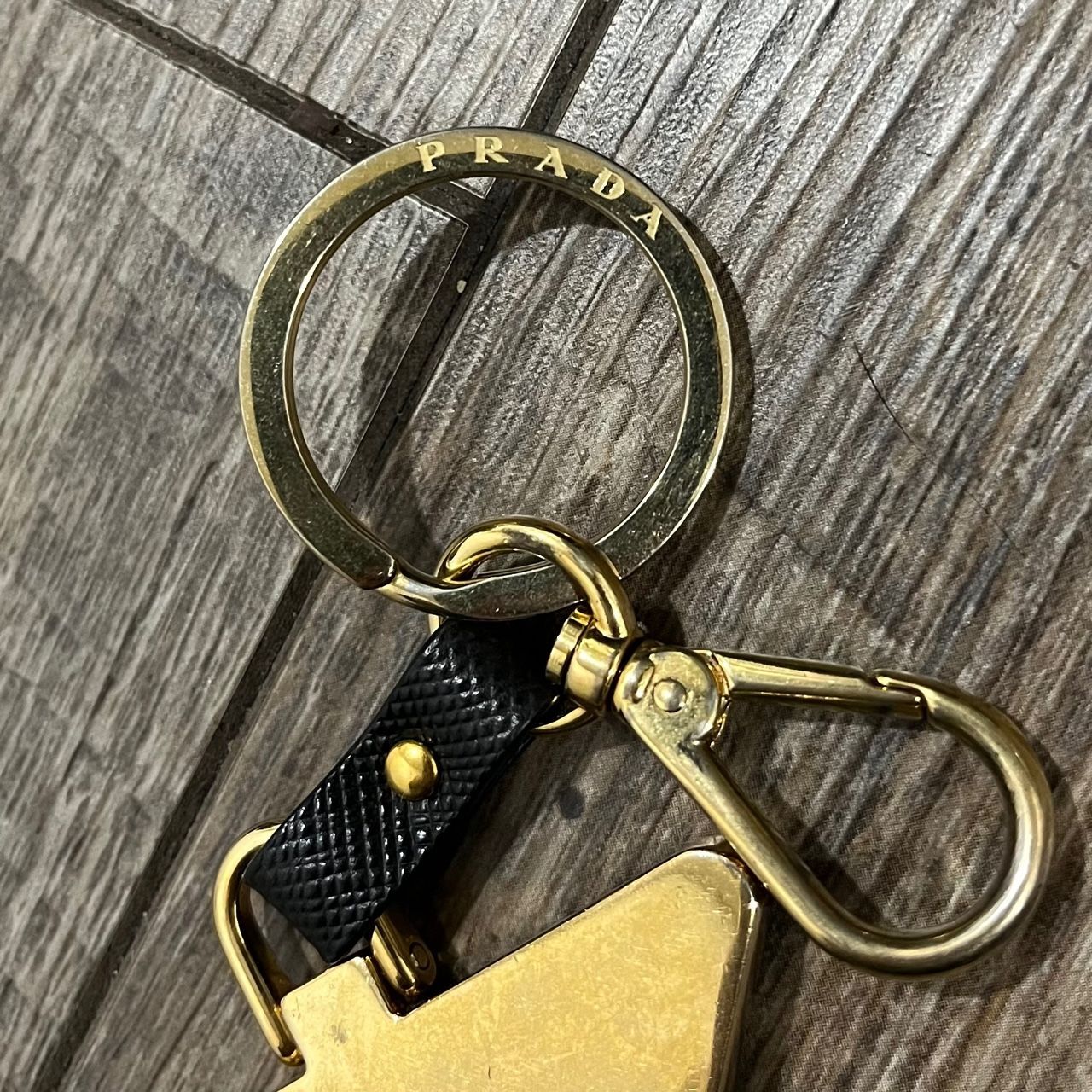 PRADA トライアングルロゴ キーフォルダー キーリング ストラップ