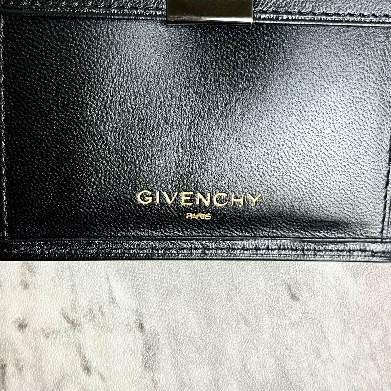 ✨良品✨ GIVENCHY ジバンシー 二つ折り財布 4Gロゴ ロゴ型押し カード 