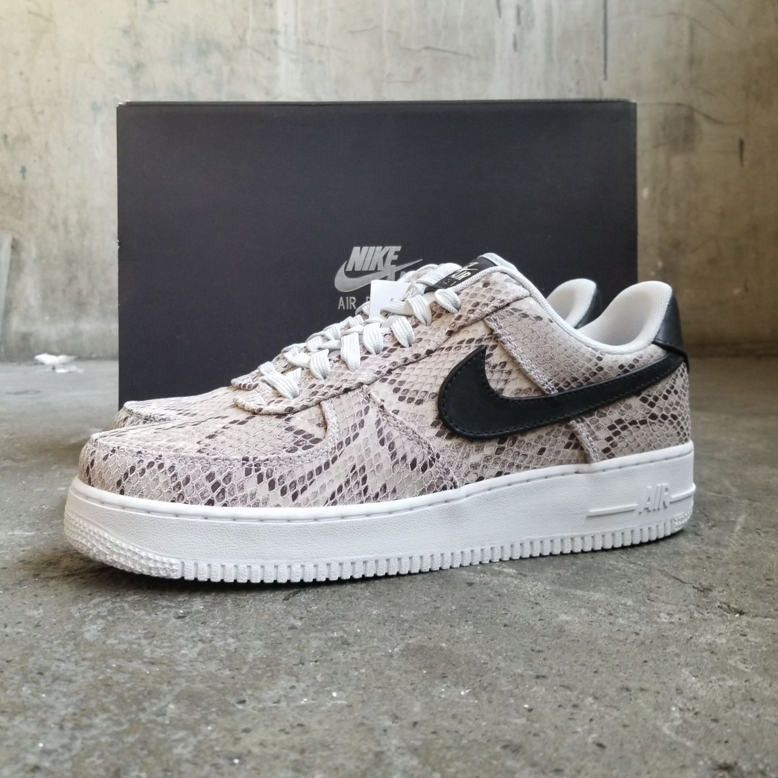 NIKE AIR FORCE 1 