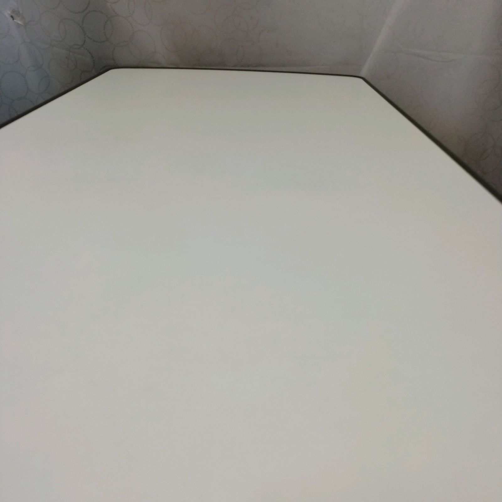 ベッドサイドテーブル