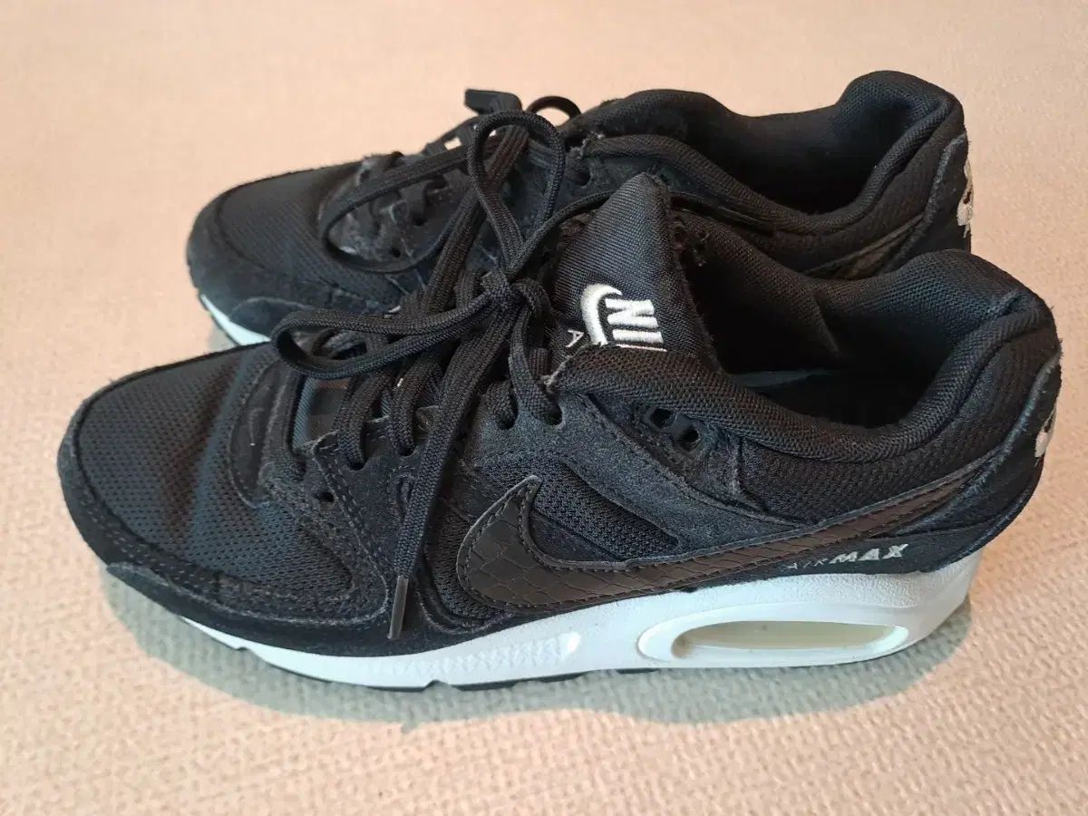 245 NIKE(ナイキ) エアマックス コマンド 黒 白
