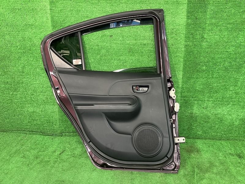 アクア NHP10 左リアドア S ニホンイタ M31Q8 67004-52470 9AH