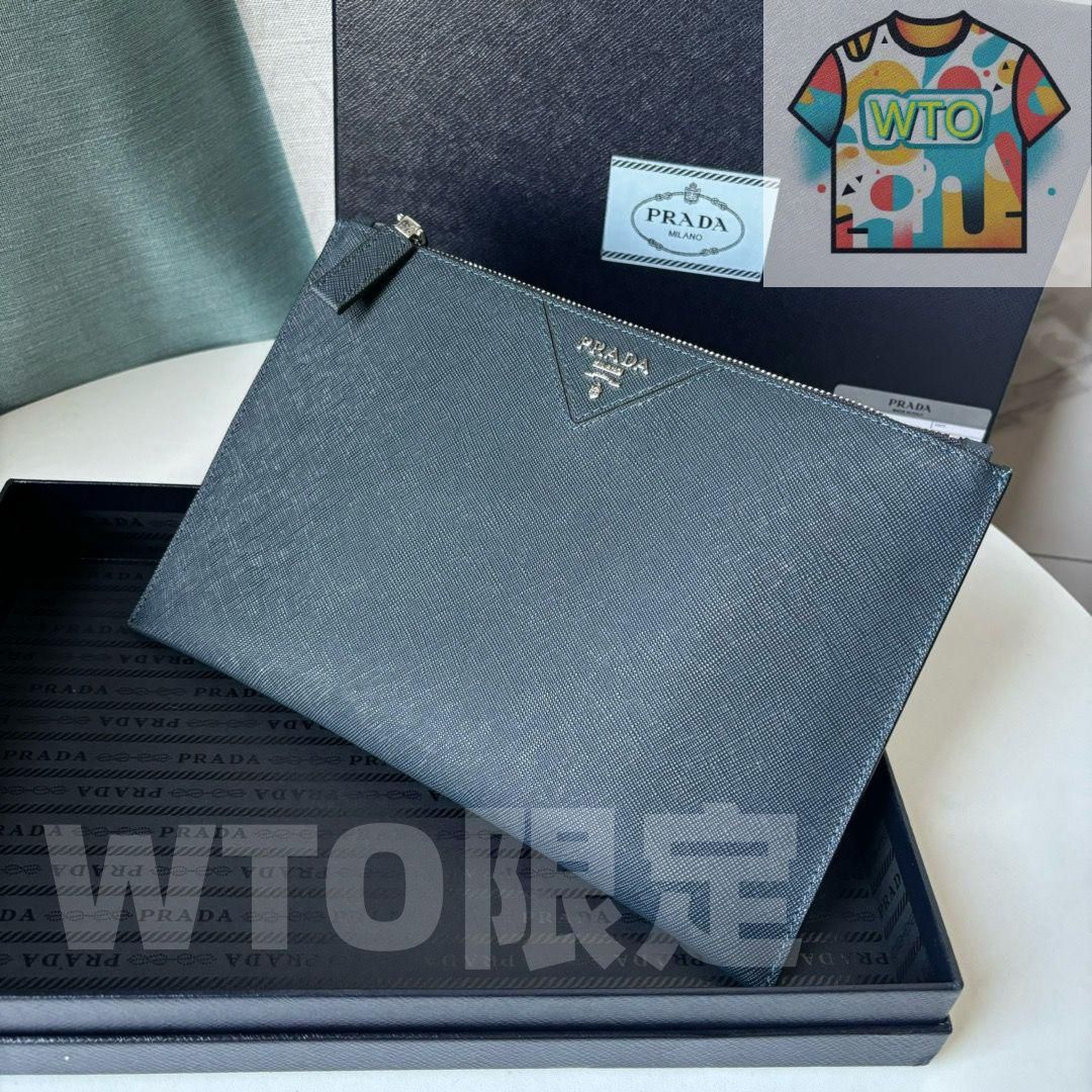 Prada プラダのクラッチバッグ、手触りが滑らか、シンプルな外観
