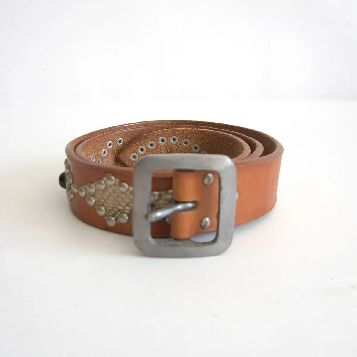 レッドムーンスタッズ付きレザーベルト レッドムーンスタッズ付きレザーベルト レッドムーンRED MOON/レザー