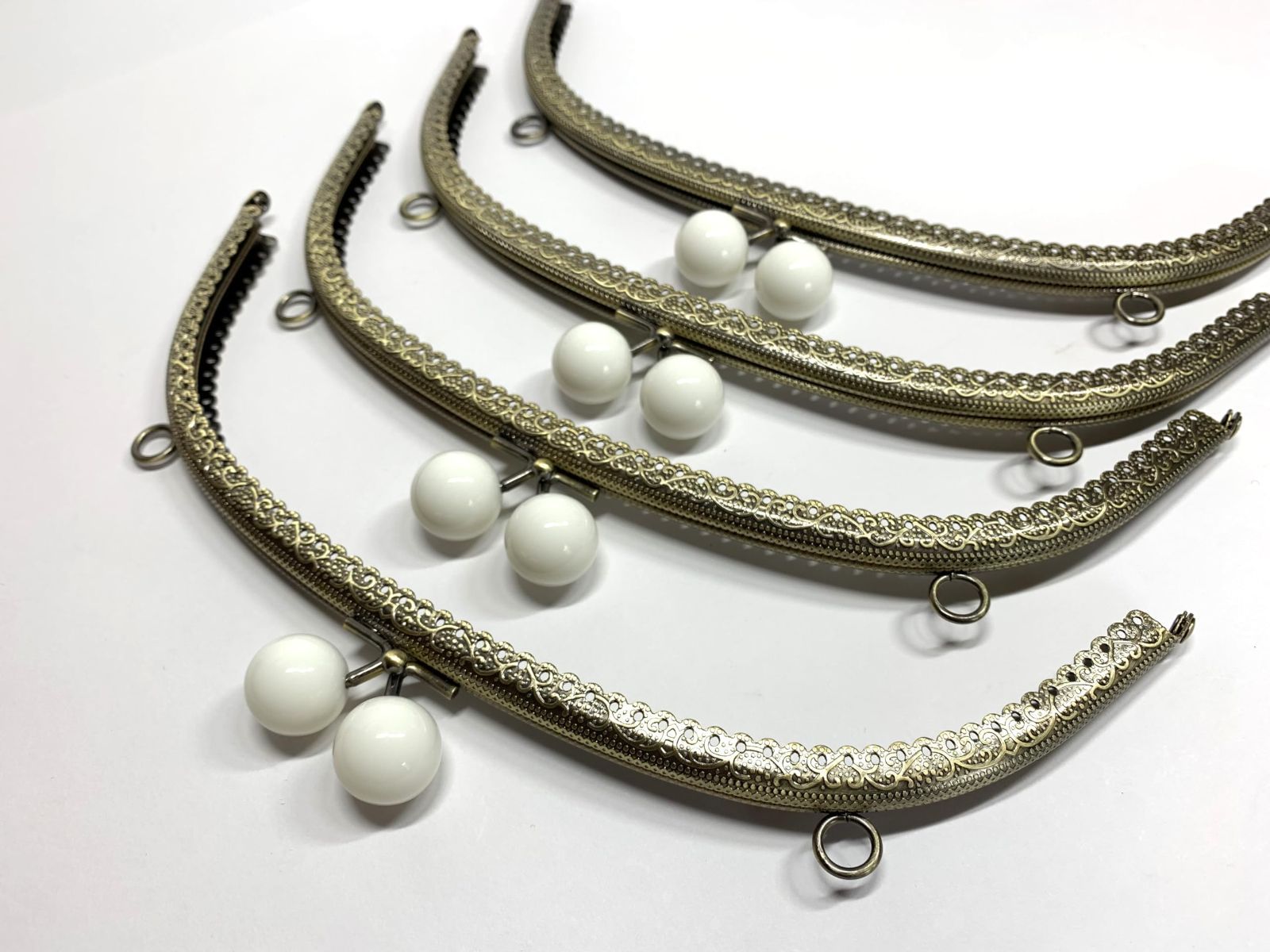 【在庫セール】金具 材料 リメイク (ホワイト) ハンドメイド 縫付 櫛型 丸型 あめ玉 4個セット 25.5ｃｍ 口金 がま口 and.A