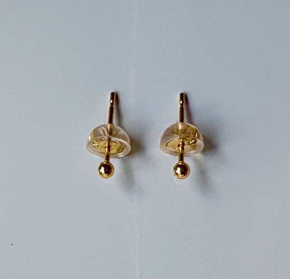 ♪新品未使用品♪K18丸玉2mmピアス(シリコン加工キャッチ)♪一番小さい 
