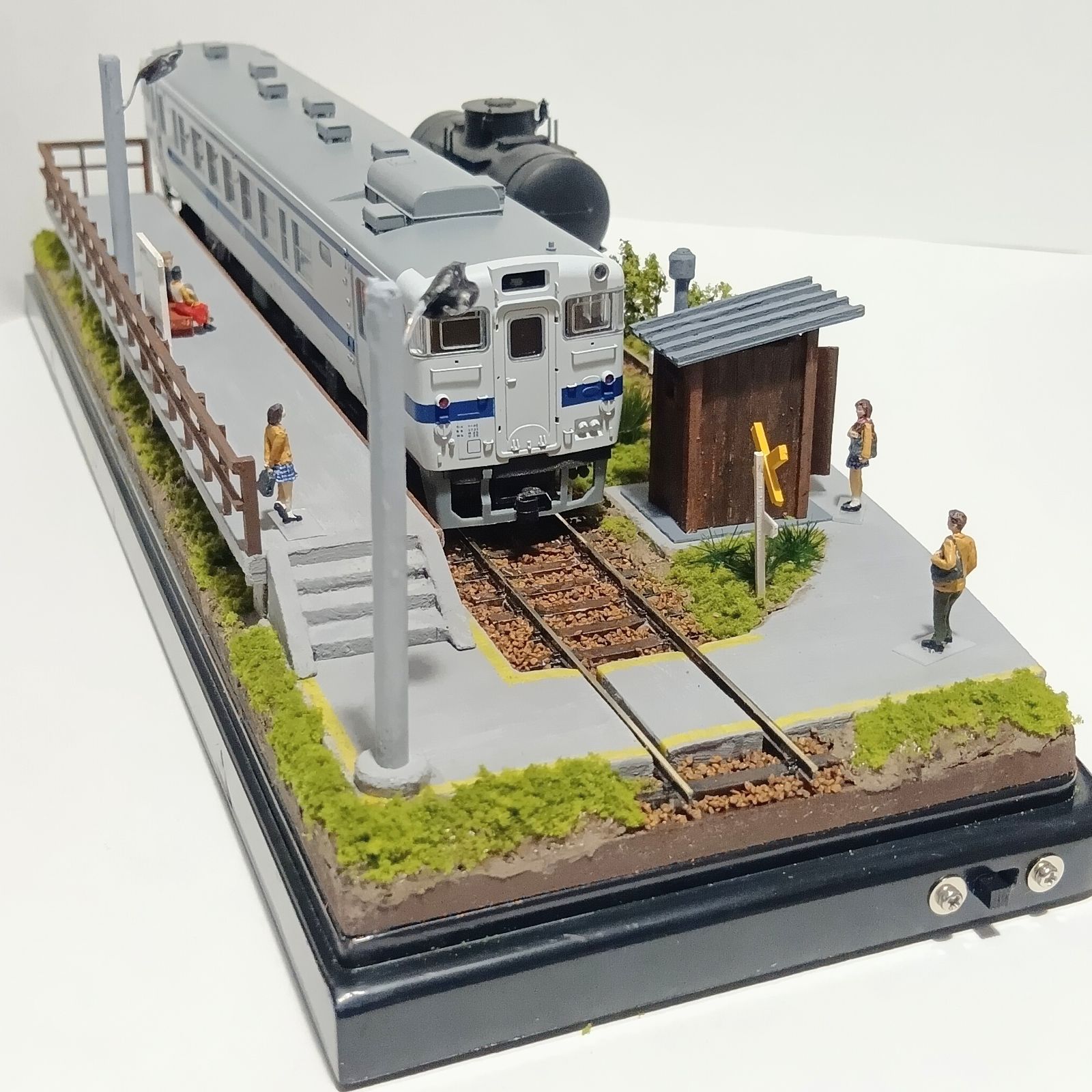 HOゲージ ジオラマ 駅　中古 鉄道模型 HOゲージ ジオラマ 車両展示台(無人駅) - メルカリ
