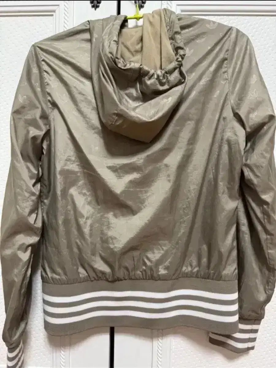 ジップアップパーカー