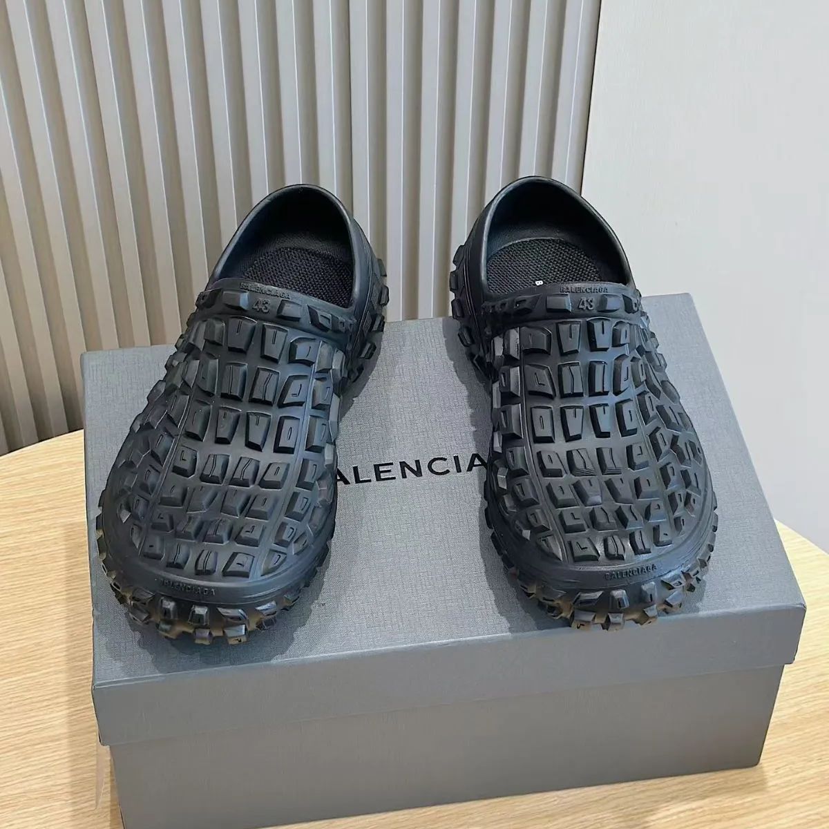 新品未使用】BALENCIAGA ディフェンダー グロッグサンダル - メルカリ