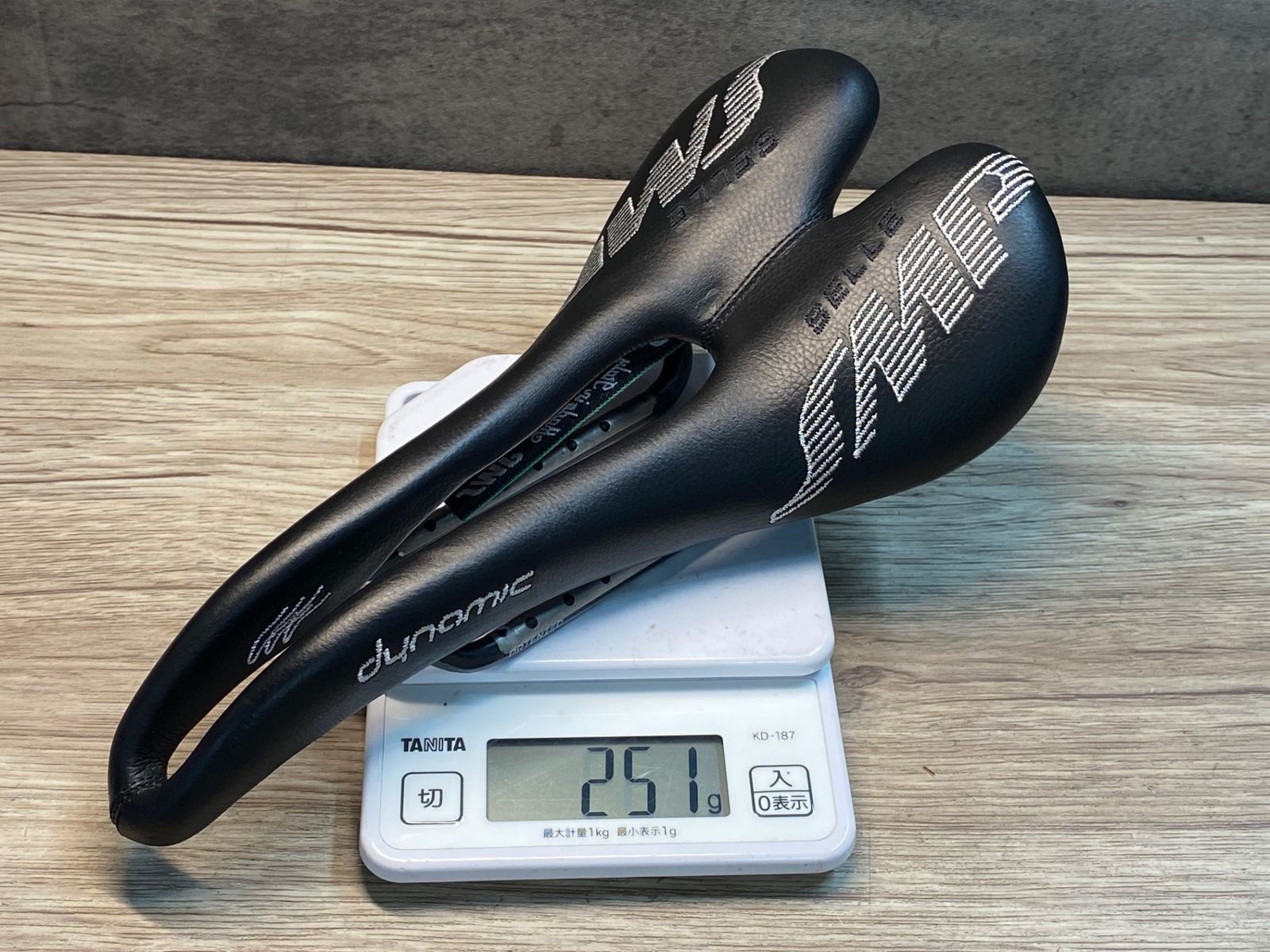 JE835 SELLE SMP dynamic サドル カーボンレール 138mm 黒