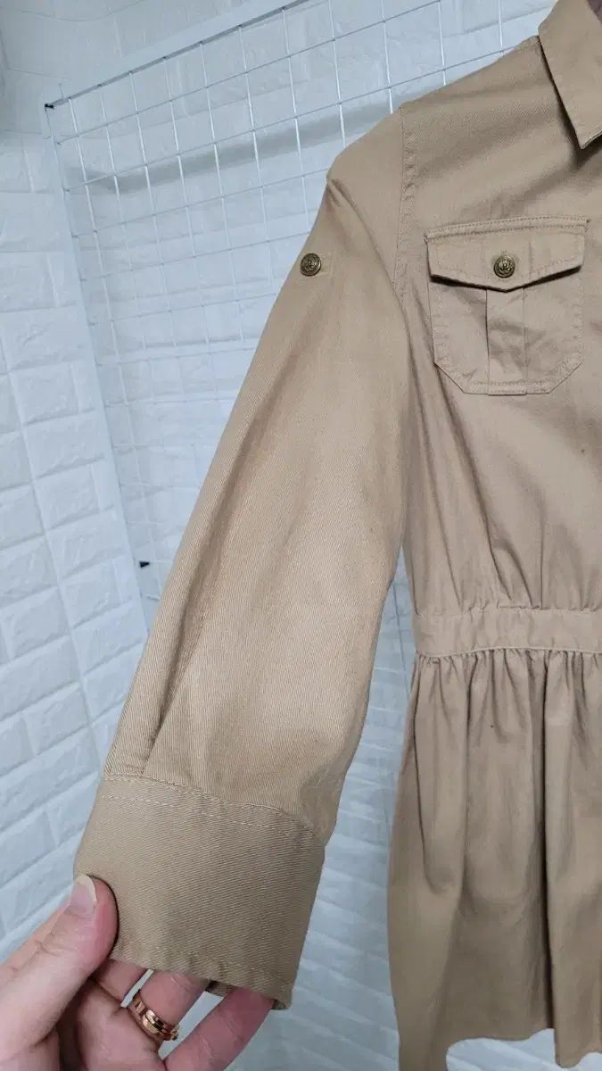 ディープベージュ ゴールドボタン