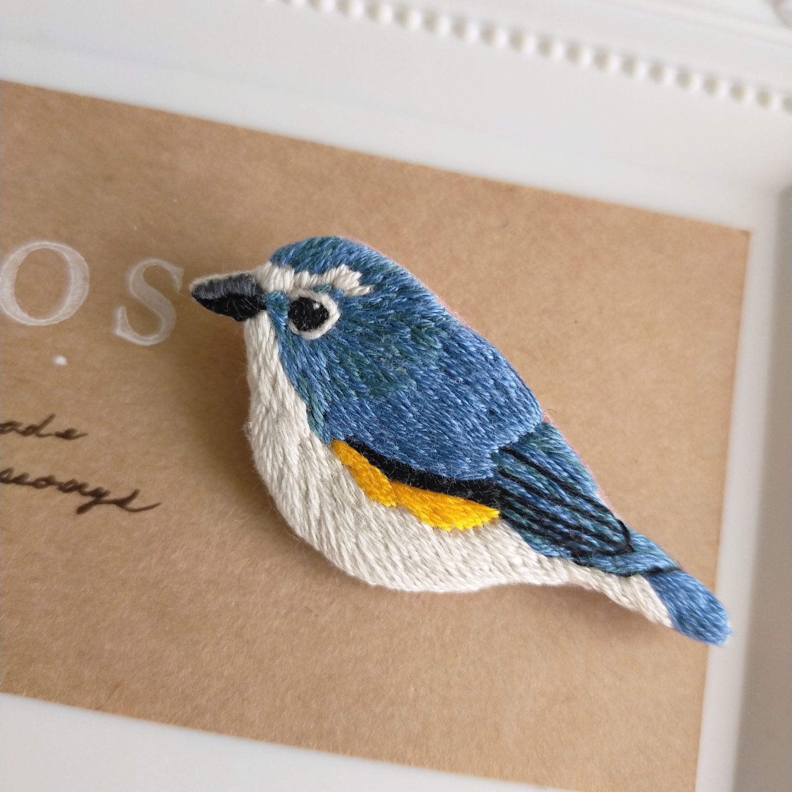 手刺繍ブローチ 幸せ運ぶルリビタキ 野鳥 - メルカリ