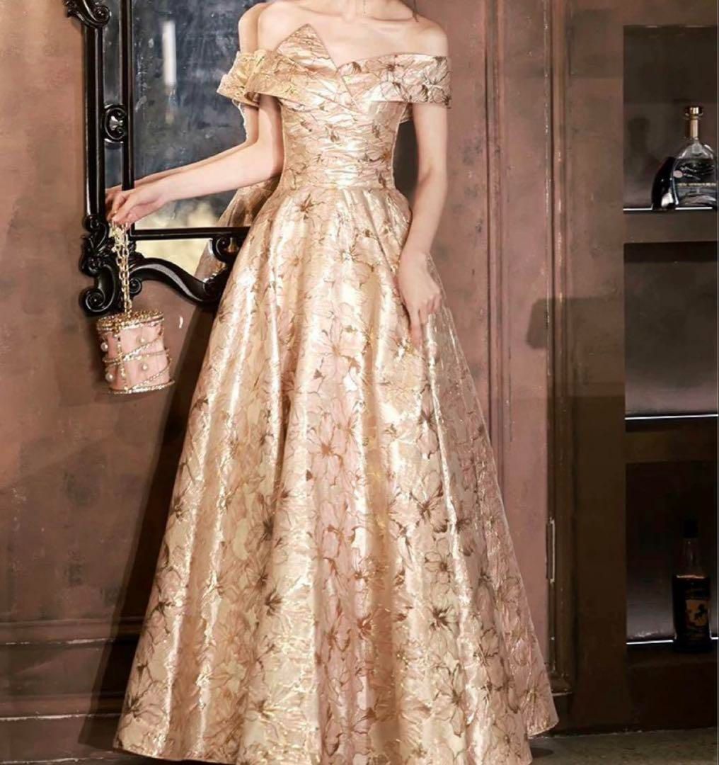 花柄の生地が華やかなオフショルダーのイブニングドレス オシャレで美しい花柄生地のオフショル イブニングドレス