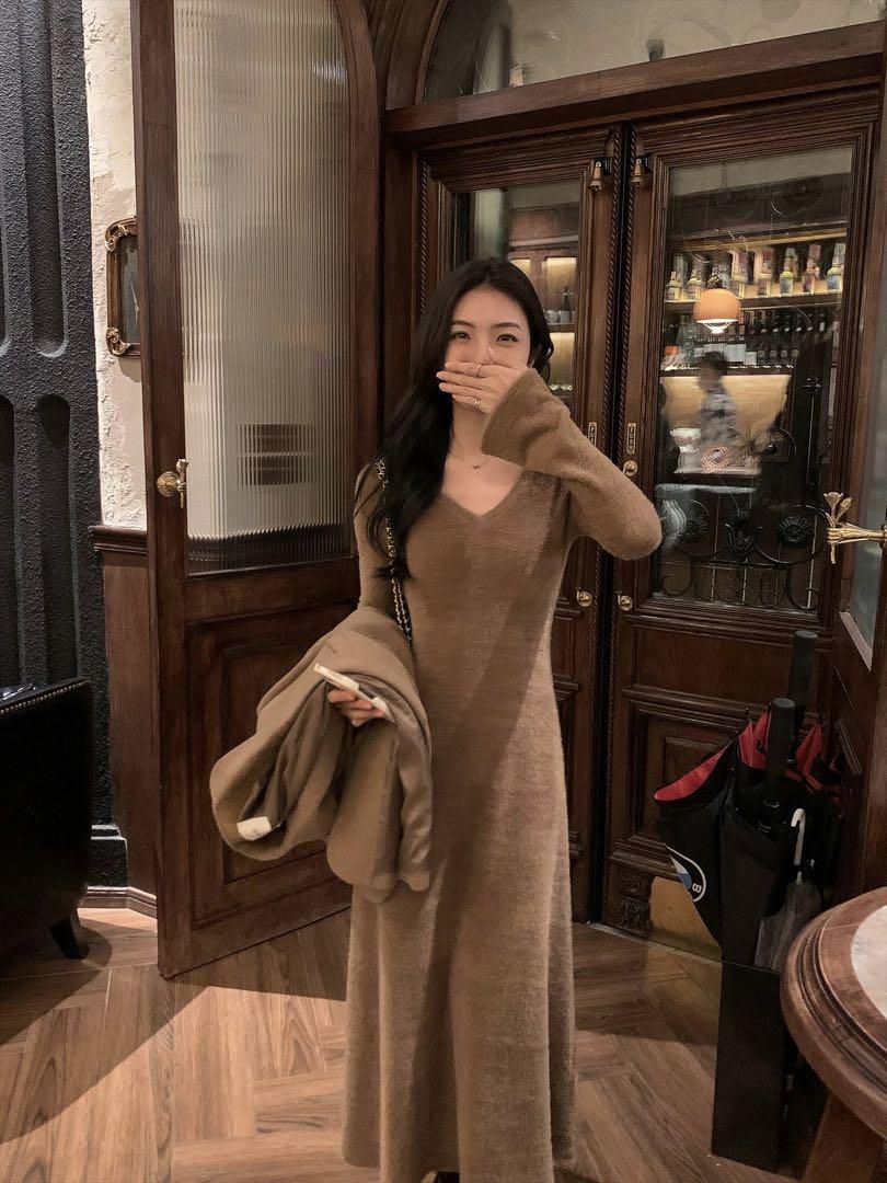 Vネックニットロングワンピース