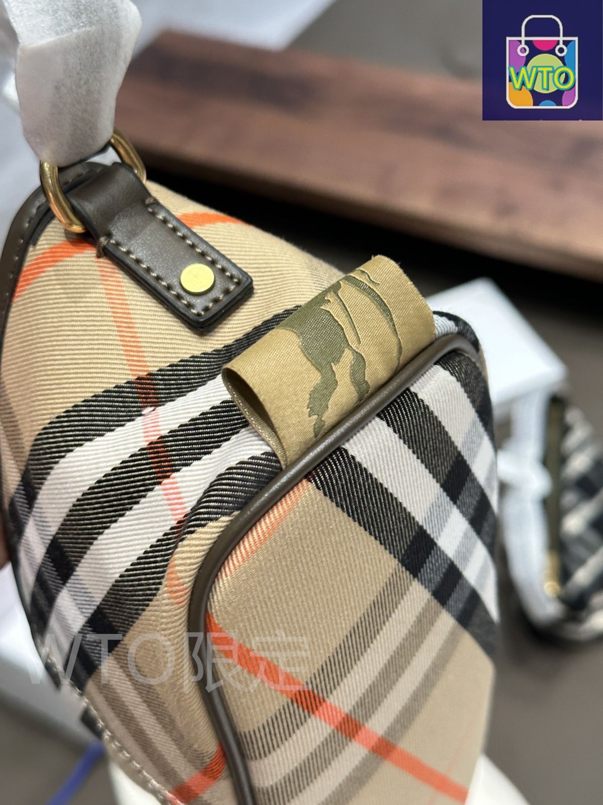 BURBERRY⭐︎ポーチ ／バニティバッグ⭐︎レッド(タグ有り新品未使用品) BURBERRY⭐︎ポーチ ／バニティバッグ⭐︎レッド(タグ有り新品未