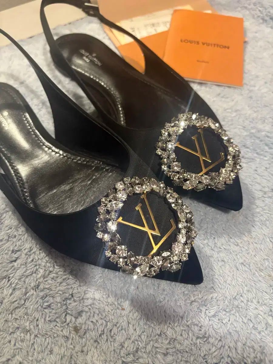 ドラマティックな Louis Vuitton ルイヴィトン パンプス 黒 キュービック 装飾