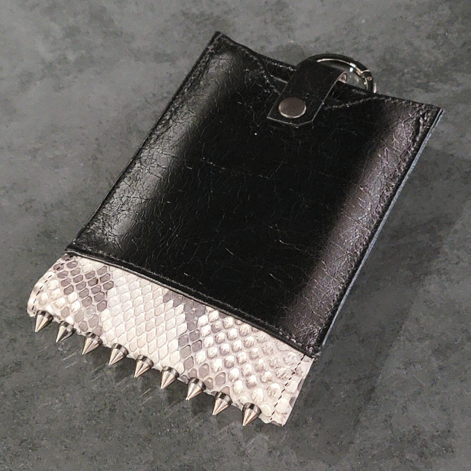 Darich キルティングビジューDDチャームiPhoneケース　16Pro　白 キルティングビジューDDチャームiPhoneケース（スマホケース/カバー