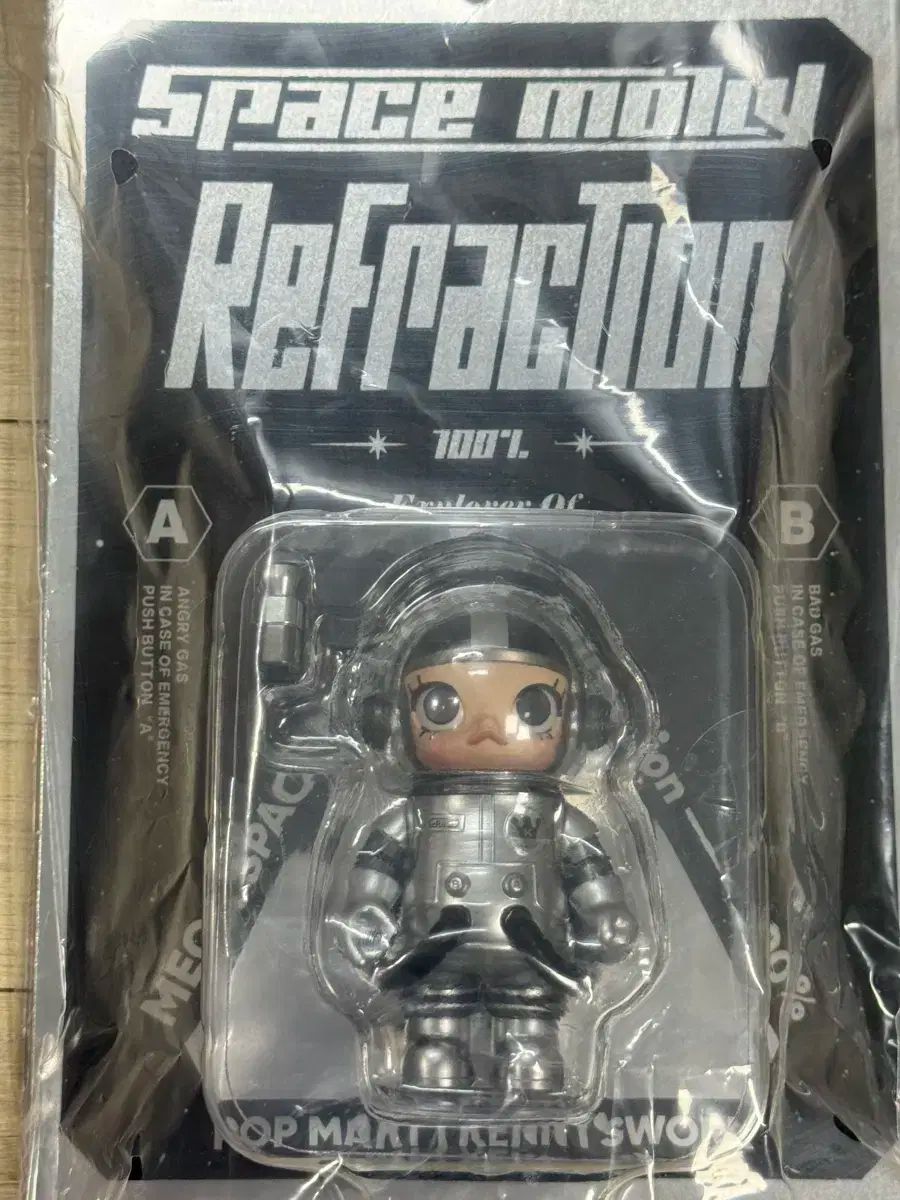 POP MART ポップマート メガ スペース MOLLY 100 屈折する