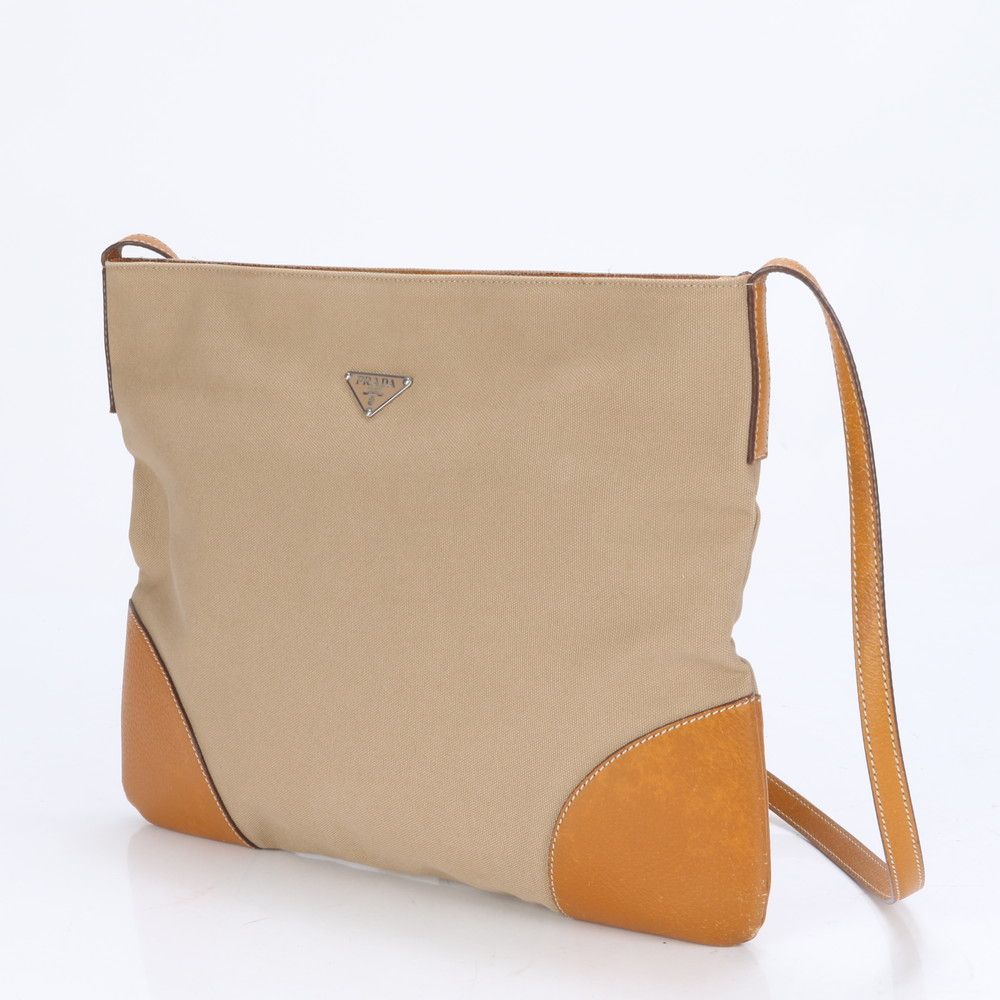 美品 プラダ 三角ロゴプレート レザー ショルダーバッグ 斜め掛け