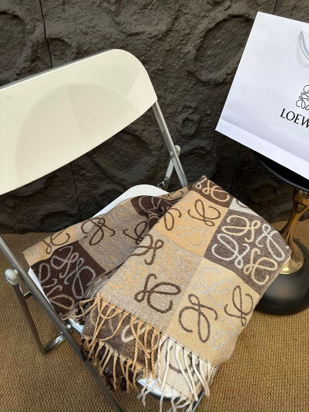 Loeweロエベの秋冬シンプルなグレーのスカーフ｜