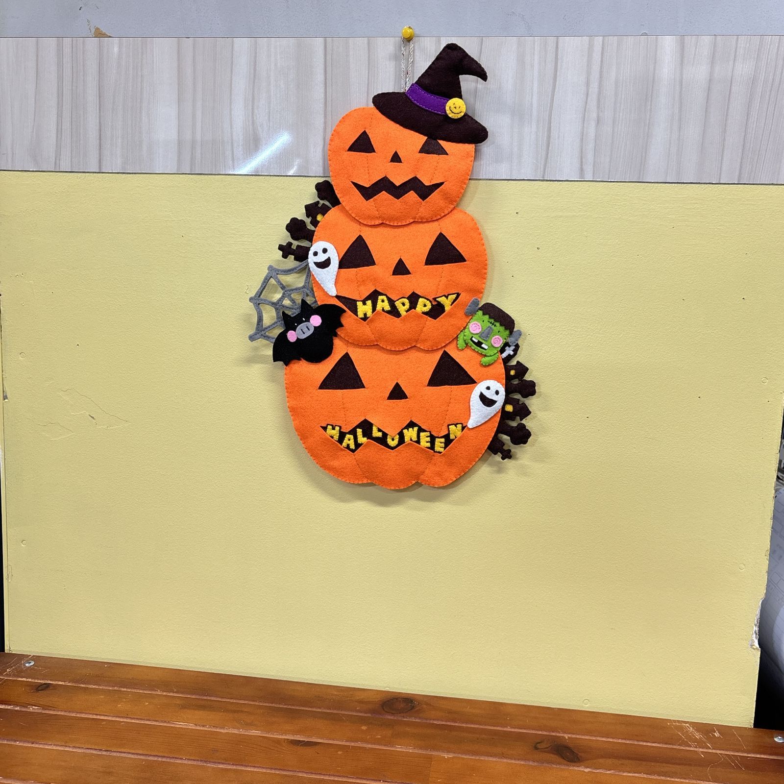 フェルト壁掛け リース ハロウィン HAPPY HALLOWEEN - メルカリ