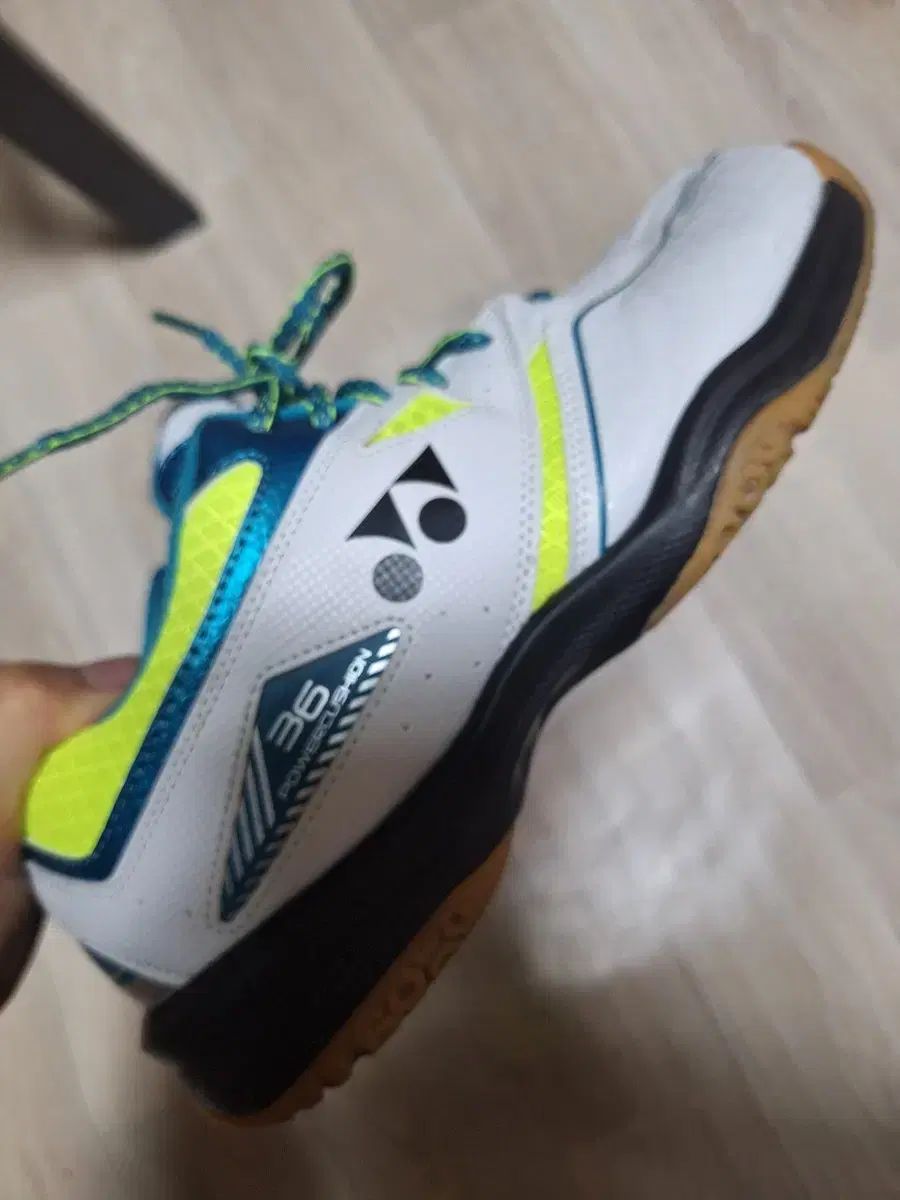 YONEX